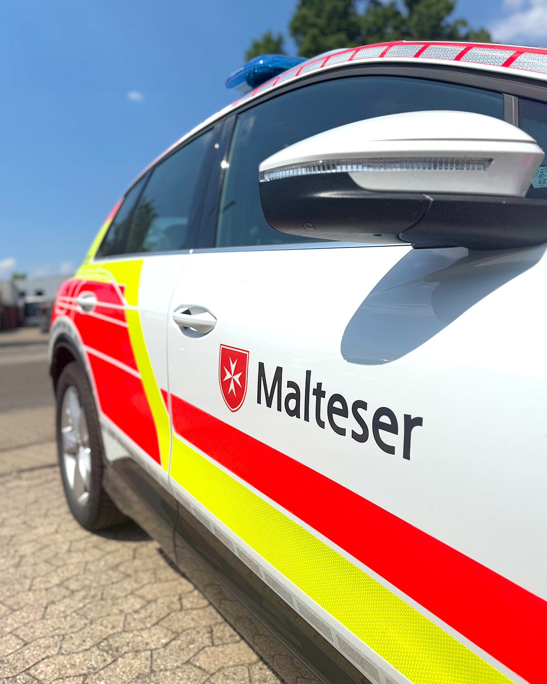 Einsatzfahrzeug Türbeschriftung