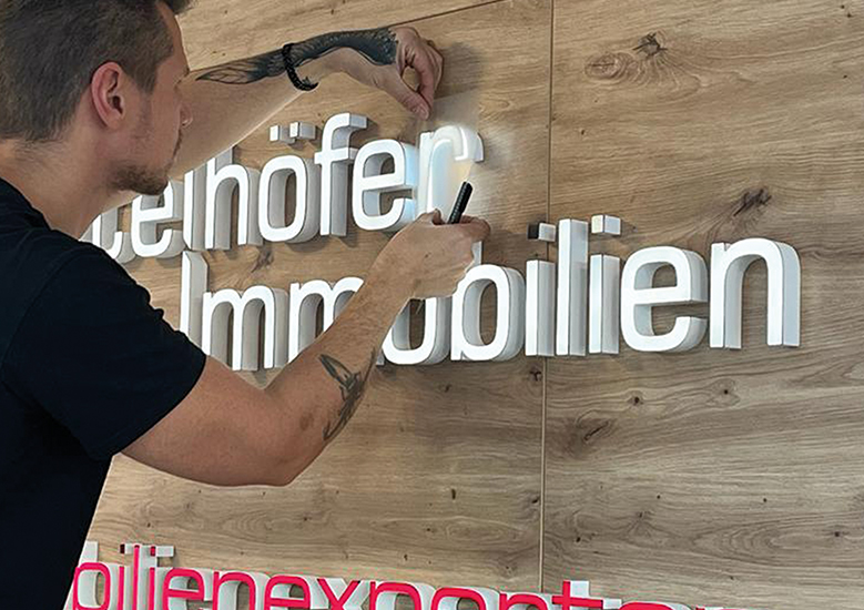 Montage Leuchtwerbung durch Butterbrot&Kaviar