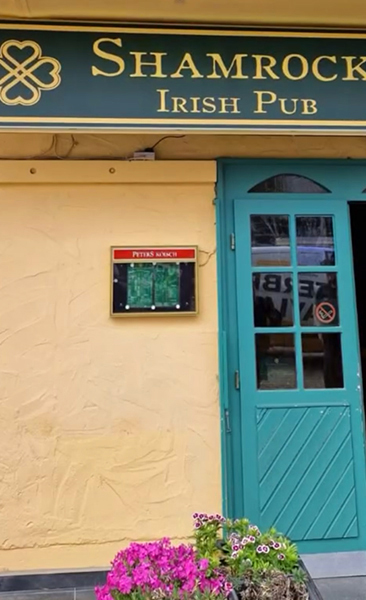 Leuchtkasten vor Pub-Eingang