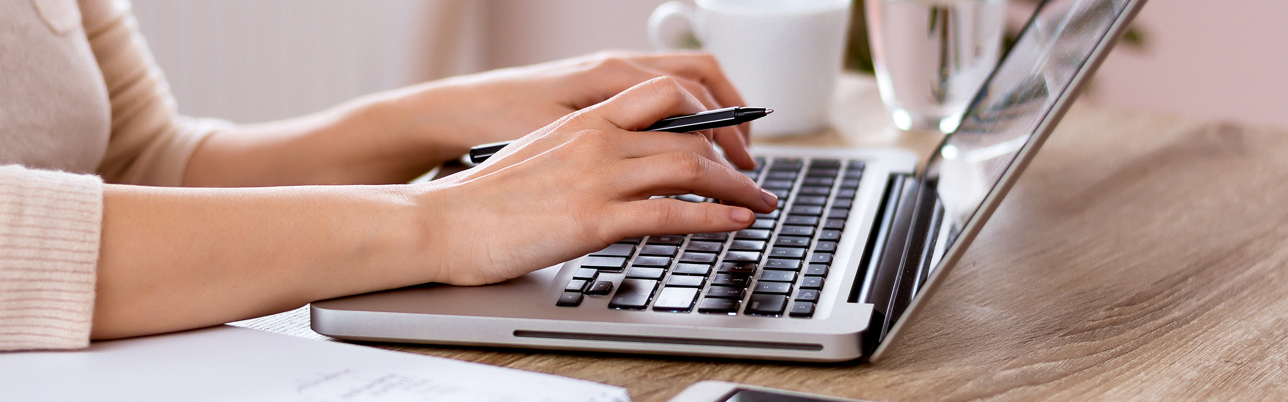 Blog-Bereich – Frau schreibt an Laptop